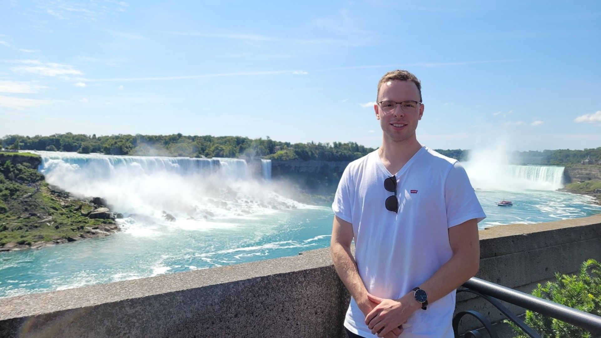 Zu sehen Robert Alde als Teilnehmer des Projektes in Kanada (vor den Niagarafällen).